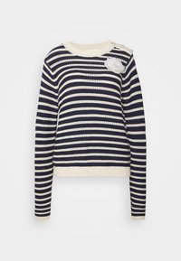Pull rayé bleu marine et crème avec col rond, manches longues et boutons décoratifs à l'épaule ; présente un accent floral blanc.
