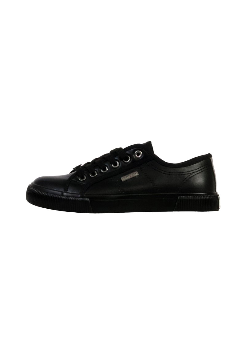 Sneaker noir avec un extérieur en cuir lisse, bout rond, devant à lacets et semelle en caoutchouc texturé contrastant. Comprend des œillets en métal et un accent de logo.