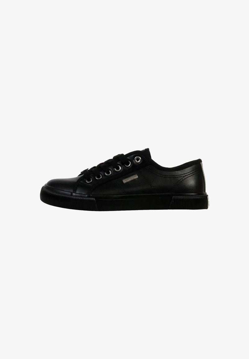 Sneaker noir avec un extérieur en cuir lisse, bout rond, devant à lacets et semelle en caoutchouc texturé contrastant. Comprend des œillets en métal et un accent de logo.