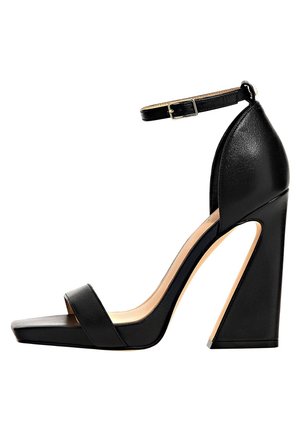Czarne sandały na wysokim obcasie z szerokim słupkiem, regulowanym paskiem na kostkę i pojedynczą pętlą na palce. Gładki skórzany materiał, kwadratowy kształt palców.
