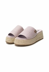Sandalias de plataforma abiertas en la parte delantera, de color rosa, con un diseño tejido que presentan una parte superior texturizada, una media suela de yute trenzado y una suela de goma. Detalle en color marrón presente.