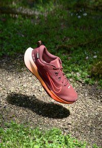 Nike Performance JUNIPER - Chaussures de running - dark team red/hyper crimson/burgundy crush/sail