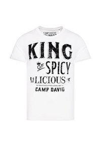 Weißes Baumwoll-T-Shirt mit schwarzem Drucktext: "KING of SPICY" und "CAMP DAVID." Kurze Ärmel und Rundhalsausschnitt, mit abgenutzter Typografie.