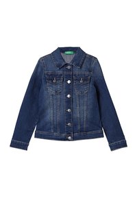 Giubbotto di jeans blu scuro con maniche lunghe, chiusura frontale a bottoni, due tasche sul petto con patta e bottone, e colletto classico.