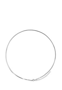 Silberne Metallkette mit einem glatten, flexiblen Design. Verfügt über einen Verschluss mit einer verstellbaren Kette zur Größenanpassung.