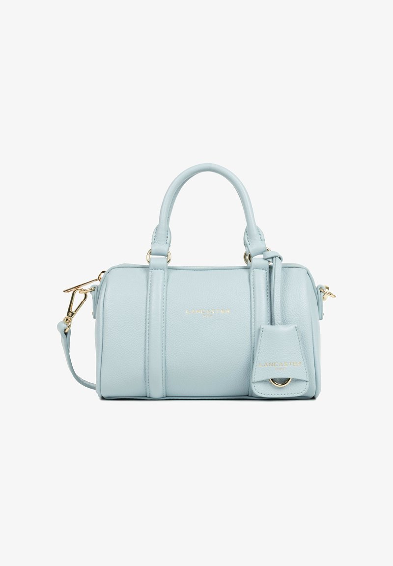 Sac à main en cuir bleu clair avec doubles poignées, ferrures dorées, bandoulière amovible et une étiquette assortie embossée du nom de la marque.