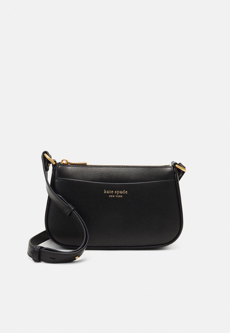 Sac bandoulière en cuir noir avec une texture lisse. Dispose d'une fermeture éclair en haut, de quincaillerie dorée et d'un logo embossé à l'avant. Sangle ajustable incluse.