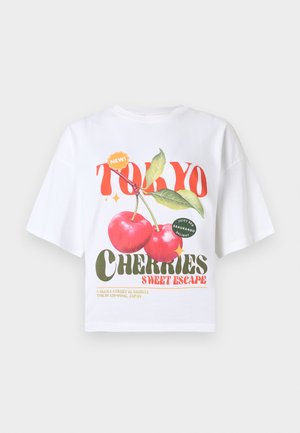 Biała bawełniana koszulka z krótkimi rękawami, z nadrukiem graficznym czerwonych wiśni oraz tekstem "TOKYO CHERRIES SWEET ESCAPE" w wyrazistych kolorach.