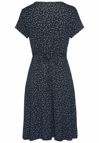 Czarna sukienka w kwiaty z krótkimi rękawami, niebieski wzór kwiatowy, taliowane w pasie z wiązaniem, zwiewny dół, wygodny materiał, casualowy styl.