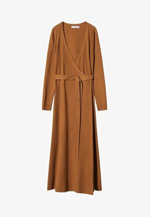 Długa, rudej barwy sukienka w stylu wrap z prążkowanej dzianiny. Posiada długie rękawy, głęboki dekolt w kształcie V oraz zawiązywany pas.