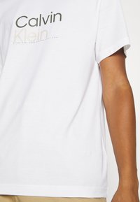 Calvin Klein LOGO - Μπλουζάκι με στάμπα - bright white