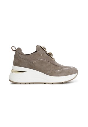 Scarpa atletica in suede di colore grigio chiaro con una suola a zeppa elegante, dettagli di metallo dorato, chiusura con zip laterale e gioielli decorativi sulla parte anteriore.