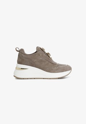 Scarpa atletica in suede di colore grigio chiaro con una suola a zeppa elegante, dettagli di metallo dorato, chiusura con zip laterale e gioielli decorativi sulla parte anteriore.