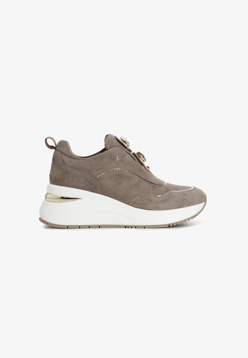 Zamszowy but sportowy w jasnoszarym kolorze z elegancką, klinową podeszwą, metalicznie złotymi akcentami, zapięciem na zamek błyskawiczny po boku oraz dekoracyjnymi klejnotami z przodu.