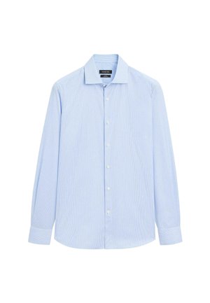 Lichtblauw overhemd met lange mouwen en een button-down kraag. Het heeft dunne witte horizontale strepen en zes witte knopen aan de voorkant.