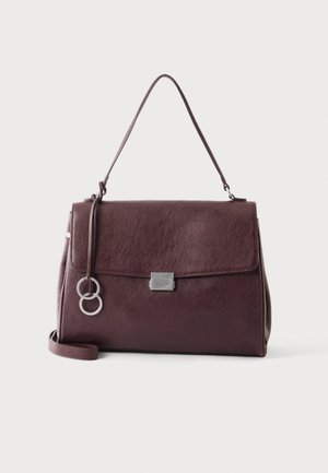 Sac à main en cuir marron foncé avec une poignée sur le dessus, fermeture à rabat avec un fermoir argenté et deux anneaux argentés suspendus sur le côté.