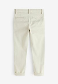 Chinos beige con corte recto, puños enrollados y dos bolsillos traseros. Hechos de tela de algodón con una textura suave.