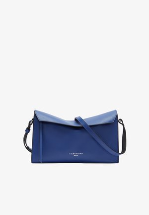Blaues Leder-Crossbody-Tasche mit einem Klappen-Design, ausgestattet mit einem kontrastierenden schwarzen Riemen und geprägtem Markentext auf der Vorderseite.