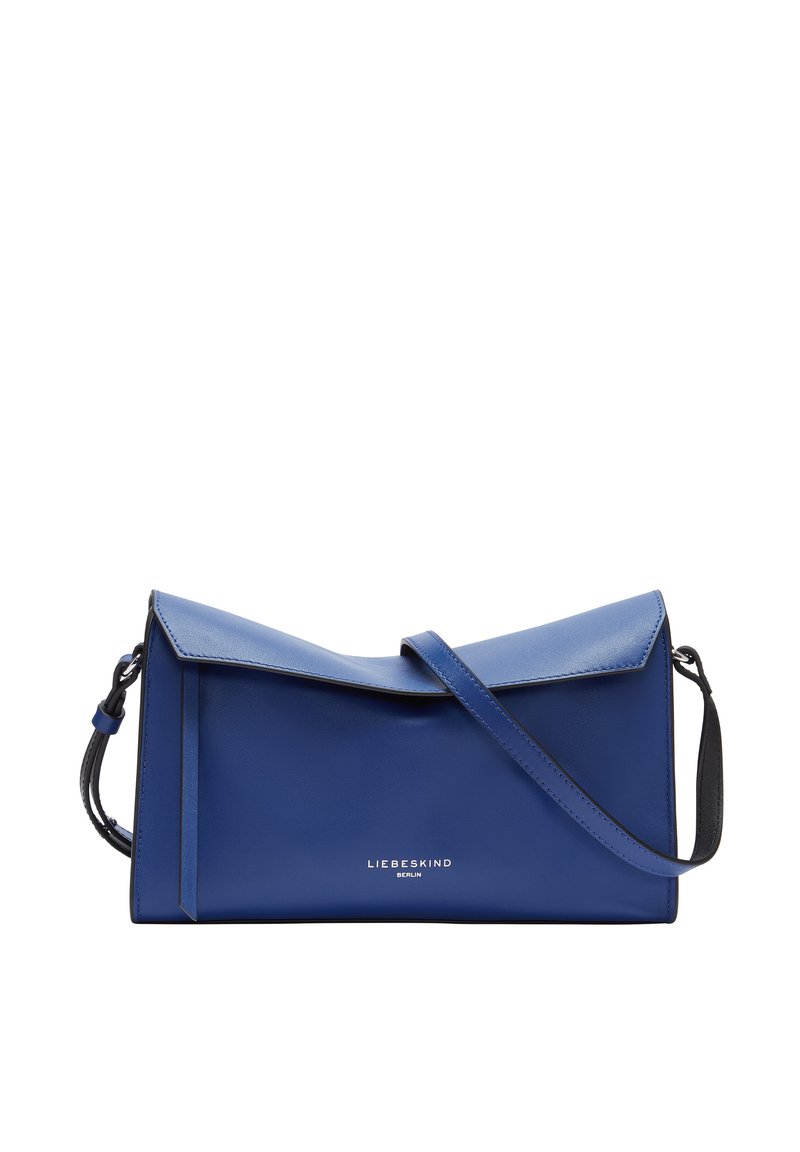 Blaues Leder-Crossbody-Tasche mit einem Klappen-Design, ausgestattet mit einem kontrastierenden schwarzen Riemen und geprägtem Markentext auf der Vorderseite.