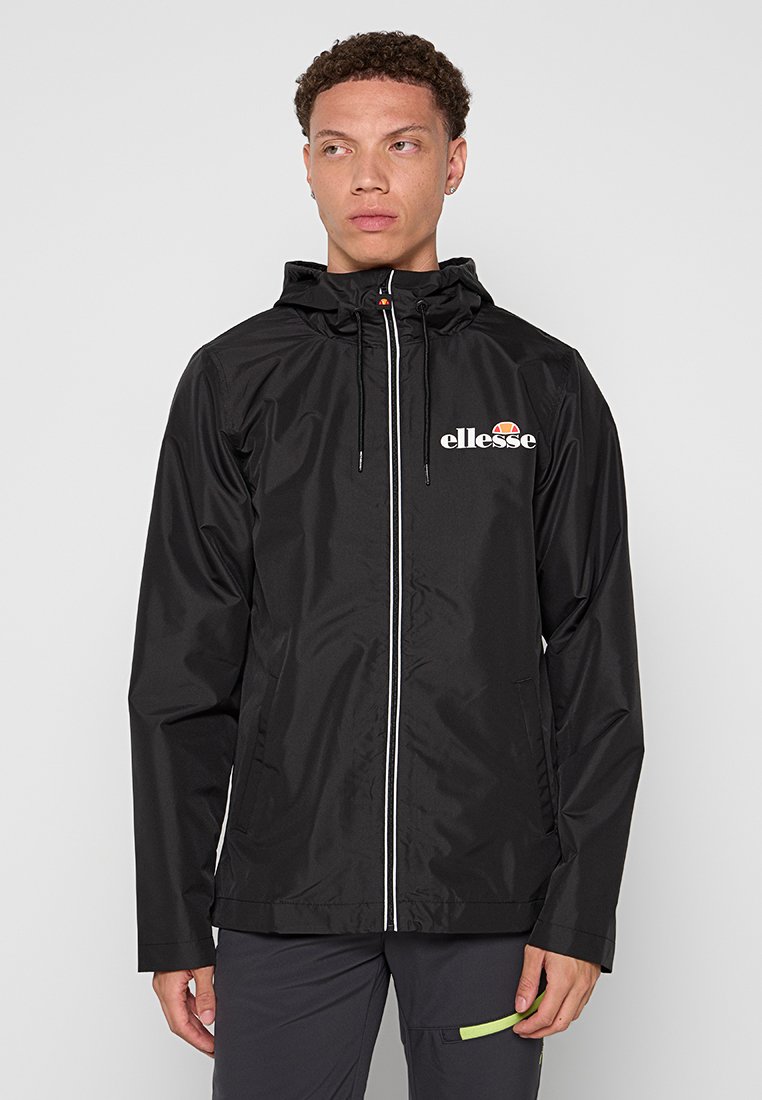 Chaqueta negra impermeable con capucha ajustable, cremallera blanca y un logotipo impreso en el pecho. Textura suave y corte regular.