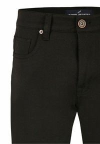 Zwarte katoenen broek in een klassieke pasvorm, met vijf zakken, koperen knoopsluiting en subtiele stikseldetails.