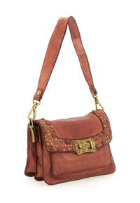 Borsa a spalla in pelle marrone con ampia tracolla, molteplici scompartimenti e decorativi borchie dorate e chiusura sulla pattina frontale.