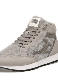 Sneaker atletico grigio con upper testurizzato e peloso e accenti in pelle liscia. Presenta lacci rotondi, collo imbottito e suola in gomma nera.