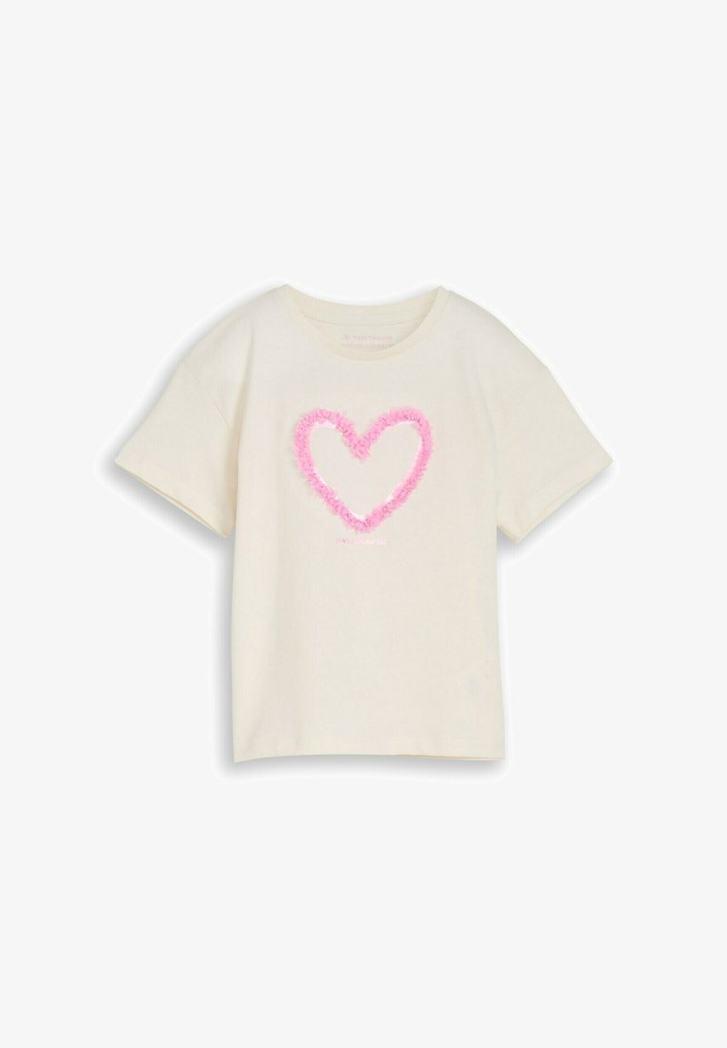Kremowy T-shirt z krótkim rękawem z teksturowanym różowym sercem na środku klatki piersiowej.