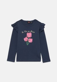 Marineblaue Langarm-T-Shirt mit gerafften Schultern, ausgestattet mit einem pinken Rosenmotiv und dem Text "la Vie en Rose" in heller Schrift. Aus Baumwollmischung.