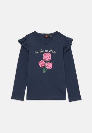 T-shirt de manga longa azul-marinho com ombros franzidos, apresentando um gráfico de rosa rosa e o texto "la Vie en Rose" em fonte clara. Material em mistura de algodão.