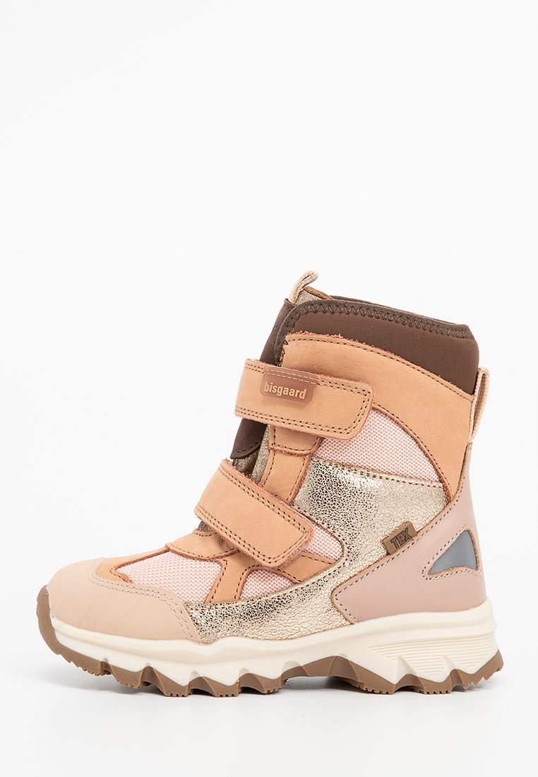 Tannfarbene und rosa Wanderschuhe mit Klettverschlüssen, strukturiertem Leder und Mesh-Details, metallischen Akzenten und einer robusten weißen Sohle.