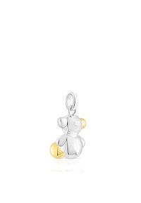 Charm de oso de peluche plateado con acentos amarillos, con un acabado pulido y un lazo para su sujeción. Nombre de la marca grabado en la parte posterior.