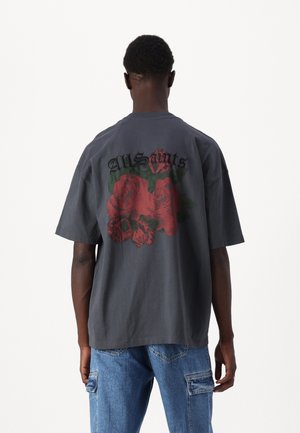 Czarnoszary, oversize T-shirt z czerwonym nadrukiem róży i napisem "AllSaints" na plecach. Wykonany z miękkiego materiału z krótkimi rękawami.