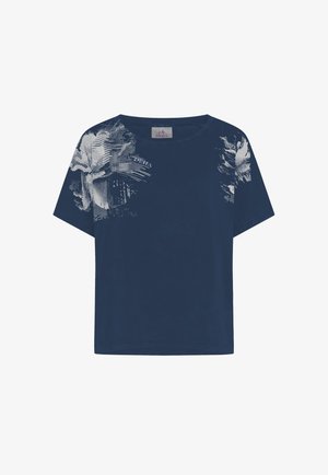 Marineblå t-shirt med korte ærmer og hvide abstrakte grafiske mønstre på skuldre og øverste del af brystet.