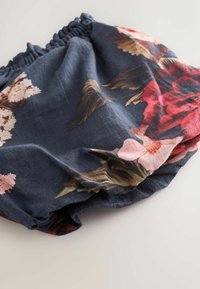 Material textil cu un model floral în nuanțe de navy închis, având flori mari de culoare roșie și roz deschis. Material moale, texturat, cu o margine superioară elastică.