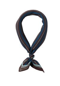 Brun- og grønstribet tørklæde lavet af letvægtsstof, med et trekantet mønster i enderne og en knude bundet i midten.