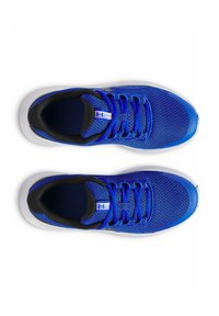 Zapatillas deportivas azules con parte superior de malla, interior negro y suela blanca. Las características incluyen cordones, amortiguación y un diseño elegante.