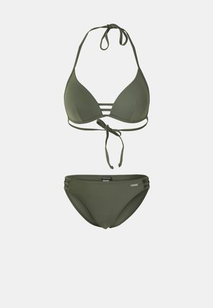 Olivi vihreä bikinit, joissa on kolmion muotoinen yläosa säädettävillä olkaimilla ja kaksi kapeaa vaakasuoraa nauhaa, yhdistettynä yhteensopiviin bikinituotteisiin, joissa on sivuaccentti.