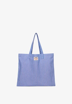Sac cabas rayé verticalement bleu et rose avec deux anses et un petit patch logo rectangulaire sur le haut au centre à l'avant.