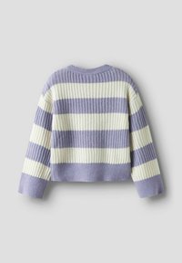 Maglione corto lavorato a maglia con righe alternate viola chiaro e crema, caratterizzato da una texture a coste e scollo rotondo.
