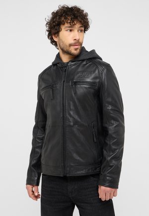 Schwarze Lederjacke mit abnehmbarer grauer Kapuze. Verfügt über Reißverschlusstaschen auf der Brust und an den Seiten, eine glatte Textur und einen zentralen Frontreißverschluss.