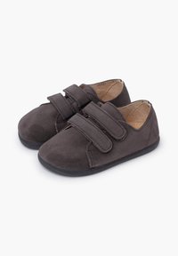 Scarpe in suede grigio scuro con due cinturini in velcro, punta rotonda, suola nera in gomma a profilo basso e rivestimento interno liscio.