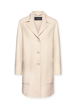 Cappotto in misto lana color crema con colletto a punta, chiusura a tre bottoni e due tasche frontali. Presenta una texture morbida e una silhouette dritta.