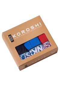 Paquete de tres bóxers para hombre en azul, rojo y negro. Presentan cinturas elásticas coloridas con texto. El embalaje es una caja de cartón marrón con una ventana.