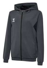 Dunkelgraue Kapuzenjacke mit Reißverschluss, langen Ärmeln, Seitentaschen und kleinem weißen Logo auf der Brust.