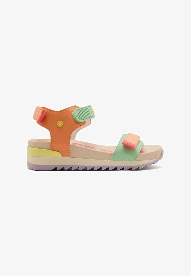 Sandal brillante con un upper sintético naranja, acentos en menta y rosa, correas ajustables y una suela texturizada con un fondo multicolor.