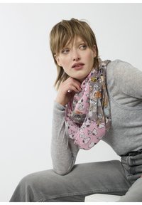 Rosa gemusterter Schal mit Illustrationen von Cartoon-Tieren, leicht und mit weicher Textur, locker um den Hals getragen.