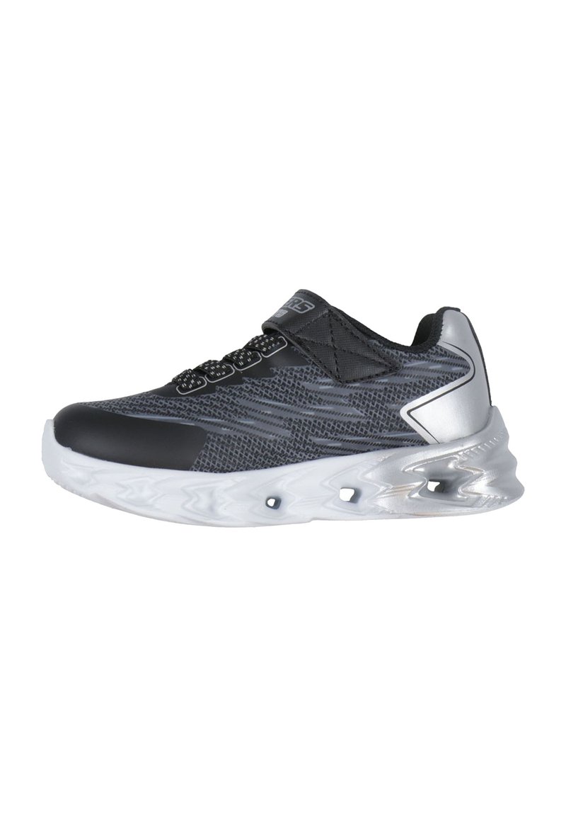 Sportowe buty w czarno-szarej siateczce o smukłym designie, z wyściełanym kołnierzem, elastycznymi sznurowadłami oraz przezroczystą, teksturowaną podeszwą.