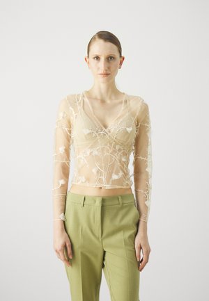 Doorzichtig, nude lange mouw top met bloemenborduursel, heeft een V-hals en een aansluitend ontwerp, gecombineerd met hoge taille lichtgroene broek.
