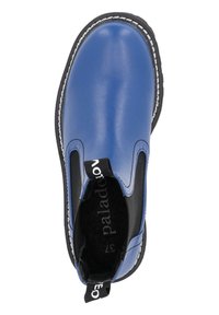 Botín de cuero azul hasta el tobillo con paneles laterales elásticos, interior negro, costuras blancas alrededor de la suela y un tirador en bucle.